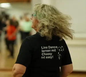 Astrid schwingt ihre Haare