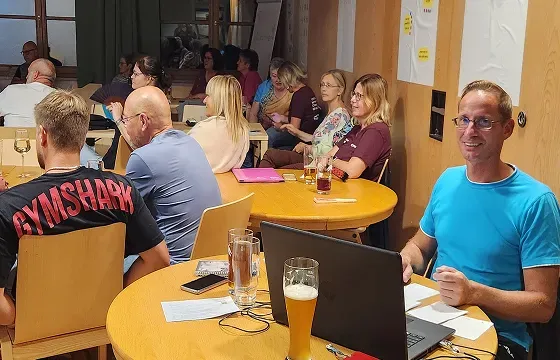 Ein Mann vor einem Laptop