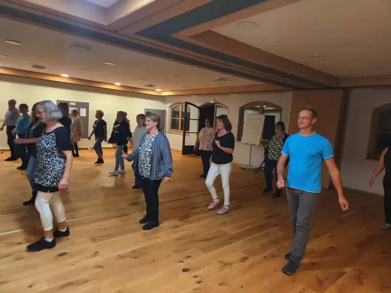 Line Dancing im Klubraum