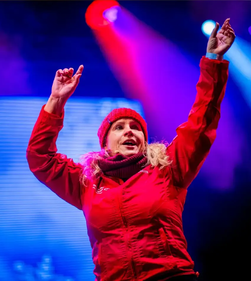 Cheesy hält ihre Arme nach oben