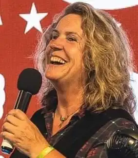 Astrid, die ein Mikrofon hält